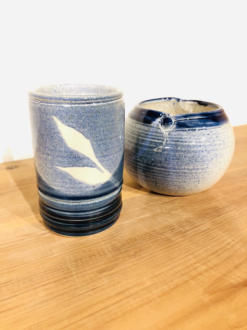A blue-glazed cup and spherical vase